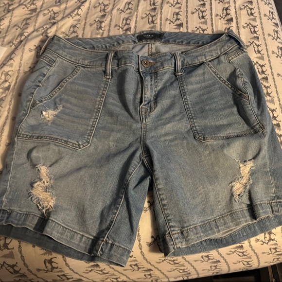 Torrid Women's Distressed Bermuda Shorts Size 14 - Picture 1 of 4